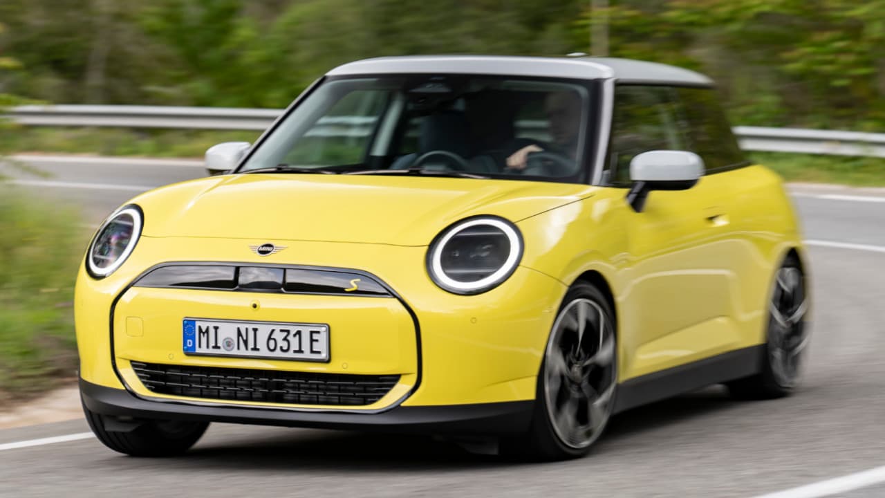 MINI Cooper SE in Yellow Driving